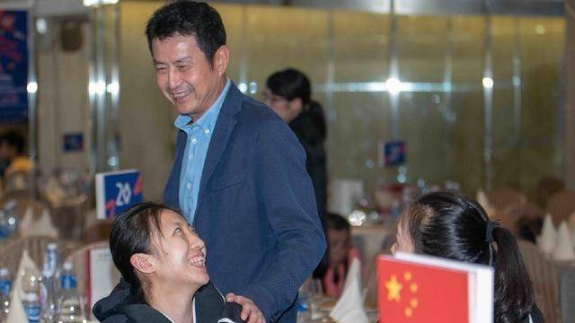 昔日女排主帅,和郎平亦师亦友,前妻意外离世后,二婚娶女排队员_陈忠和