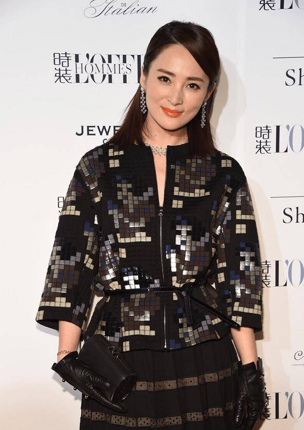 不得不佩服蒋勤勤,一张鹅蛋脸很显小,一身黑色造型哪像阿姨辈_元素