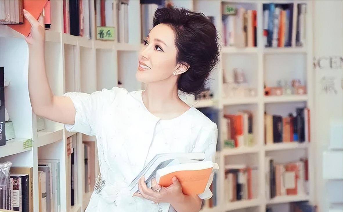 邬倩倩:挤走导演原配夫人,成功上位后却没坐稳,67岁了还是单身_尤小刚