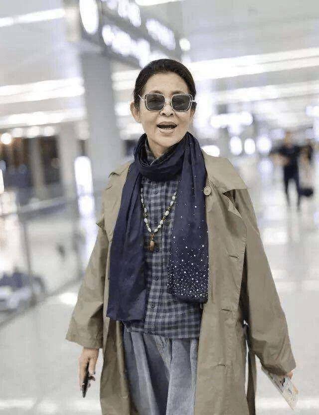 倪萍瘦身后真时髦,衬衫配风衣一身潮牌好洋气,四方墨镜时髦爆_版型