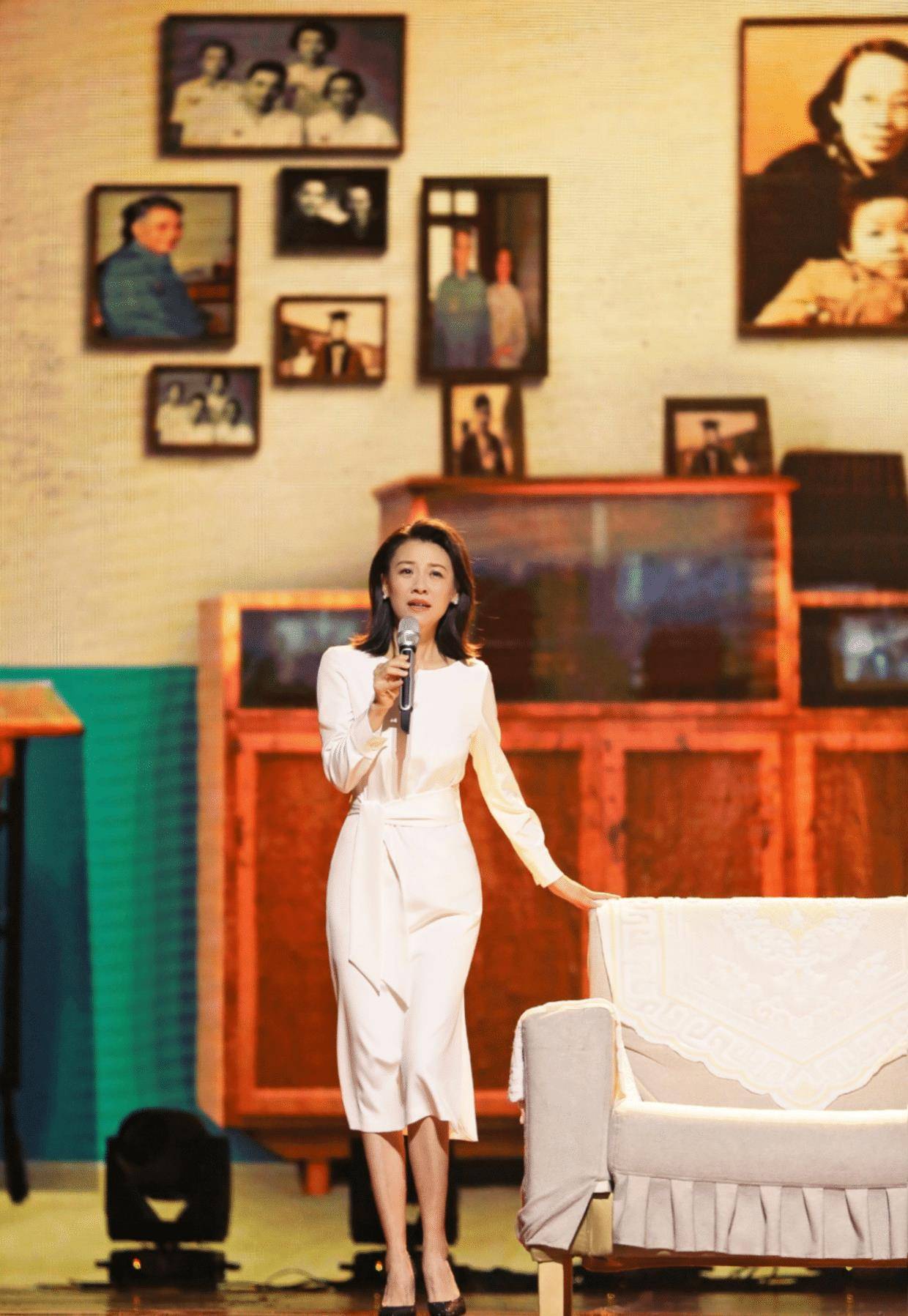 46岁刘琳惊艳时光,穿黑色波点连衣裙配齐肩发,穿出无尽高级感_女性_版