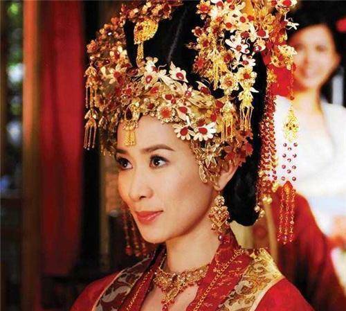 古代的轿子,即花轿,是一种奢华的代步工具,通常是达官显贵们出行的