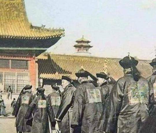 古代大臣上朝时都会手持"笏板",这东西可打小抄可遮脸_清朝_皇帝_礼记