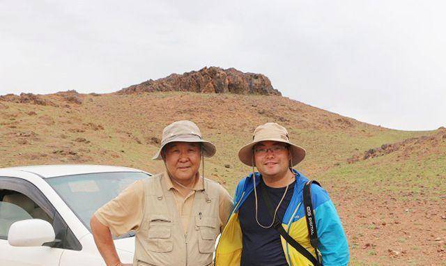 在悬崖上刻下的《封燕然山铭》记载了班固随车骑将军窦宪北伐,最终在