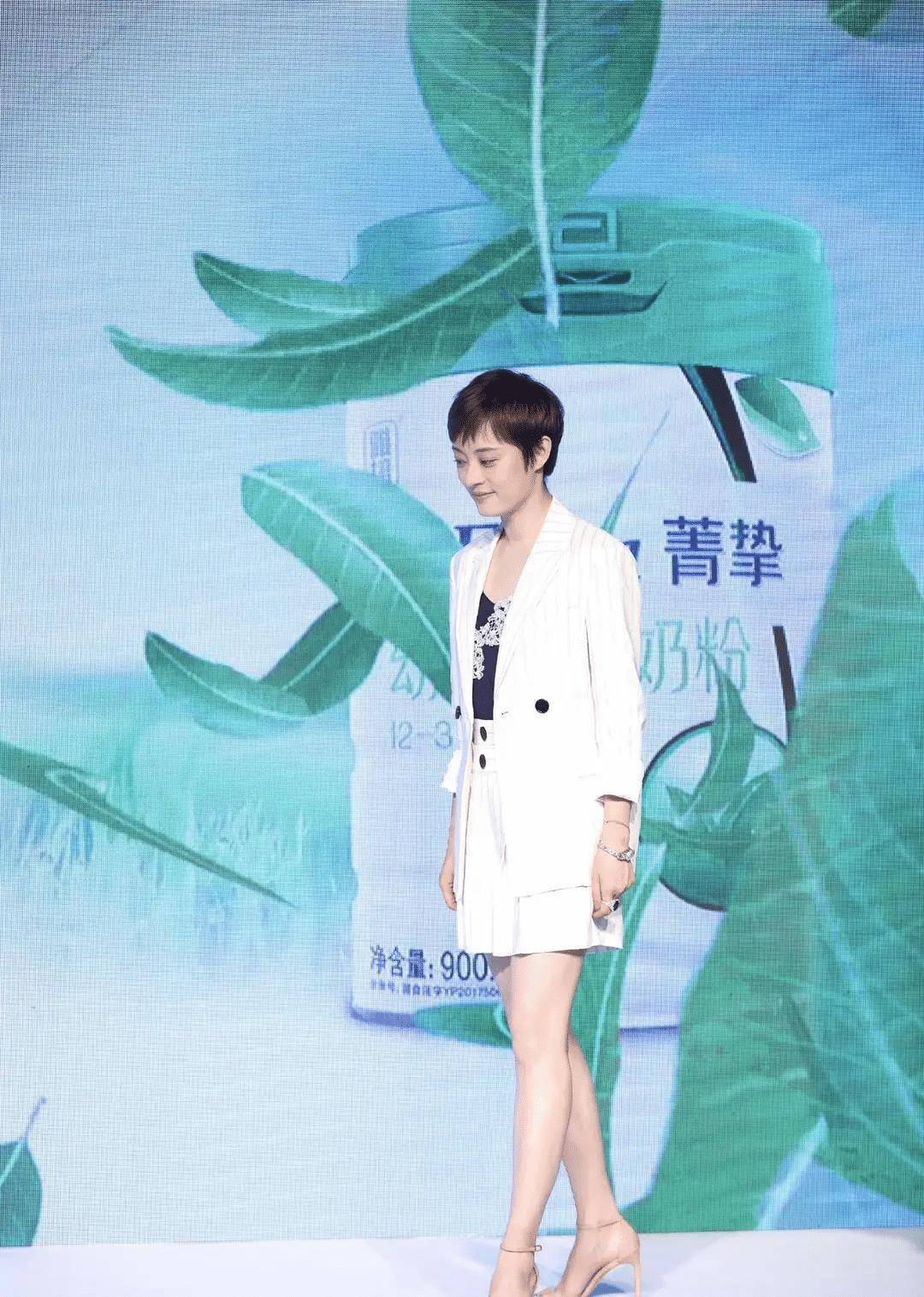 孙俪用中长款的白色西装上衣搭配同色系的小短裙,用短款的版型来呈现