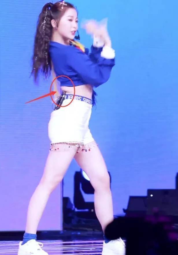 虞书欣跳舞太认真,不小心被电池硌到腰,看清后粉丝表示:肉疼!