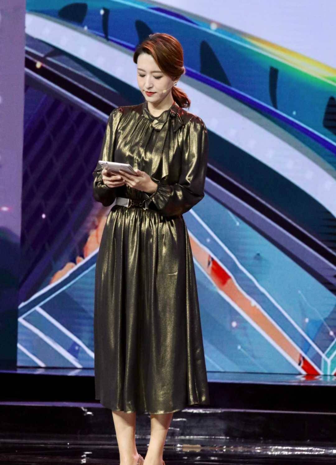 张蕾瘦出"瓜子脸",一袭金色连衣裙高贵优雅,又美出圈