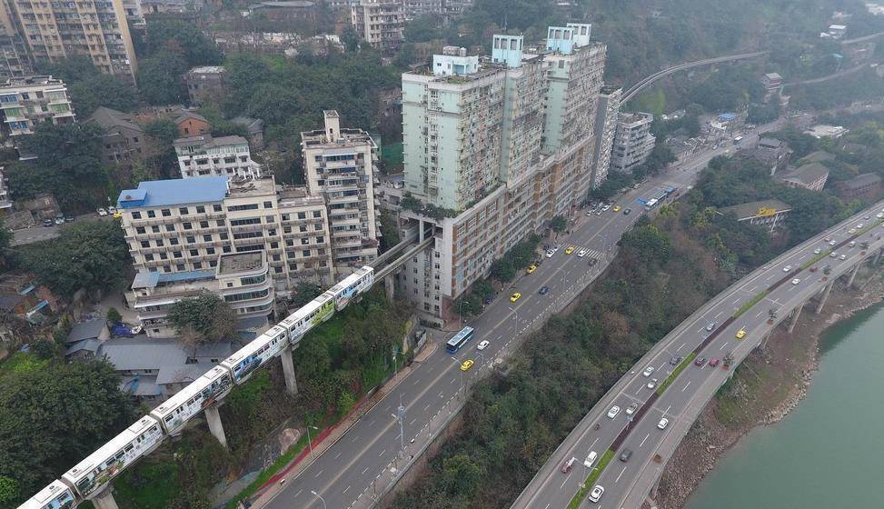 因此,当时在规划李子坝站的时候,也遇到了一个难题,那就是到底是车让