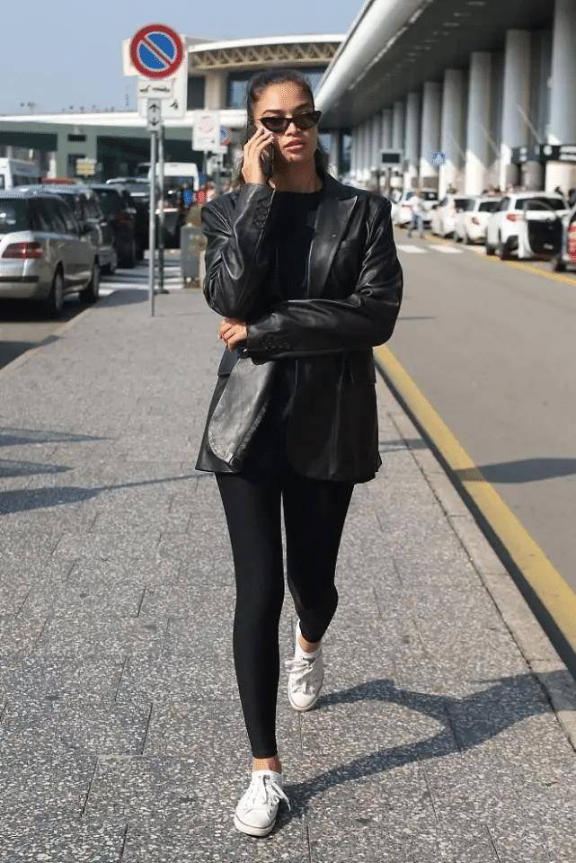 刘晓庆新剧造型真飒,红色皮衣配牛仔裤好减龄,真不像65岁了_方式_色彩