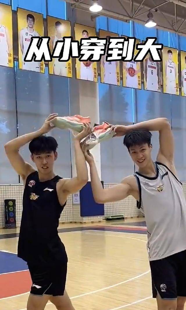 本赛季,他快速融入球队氛围,并与胡明轩在场外建立了良好关系.