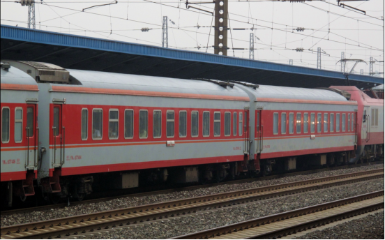 高铁降速停运,为什么绿皮车还能"冒雪"?