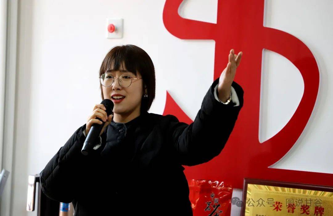 赵璐,牛军凯老师用优美动听的旋律热烈欢迎六中学子回访母校甘谷六中