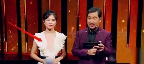 知名女主持现场失误,少穿一件衣服,张国立硬是60分钟!