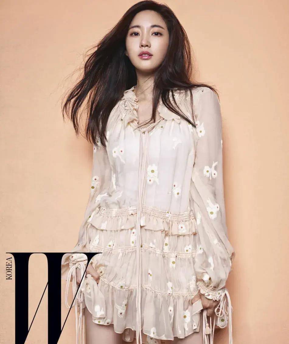 "超越性感:金莎朗如何用演技和公益事业证明自己的价值"_挑战_生活_演