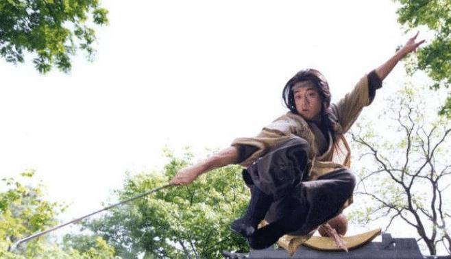 (令狐冲剧照)虽说风清扬已经放下了,但也不应该将这武功传给气宗的