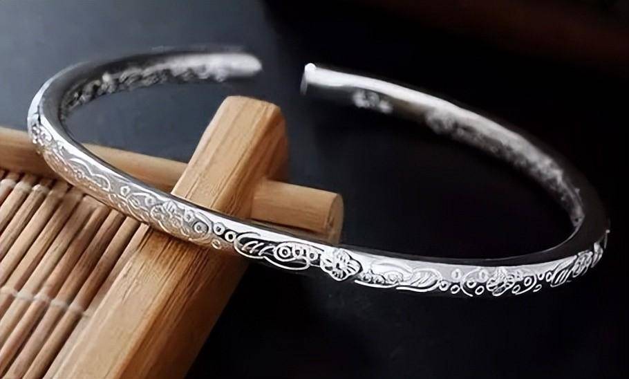 老年人再穷也要戴"银手镯"?银手镯真的有保健作用吗?_