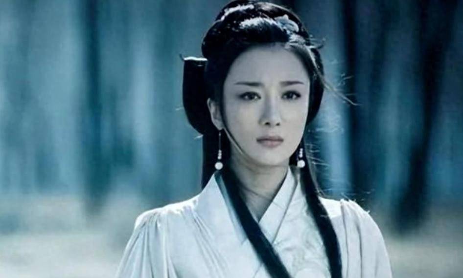 她曾是古装第一美人,被狗咬伤脸后毁容,40岁成为"坏"