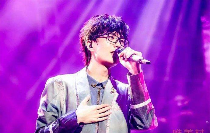 到现在为止一共发表了八张专辑,每张专辑里面的歌曲也都是许嵩自己