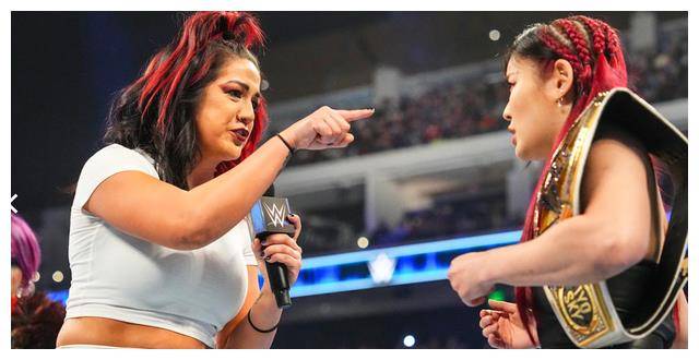 巨石强森回归wwe对决罗曼,科迪贝莉发起挑战,小队解散接棒_头衔_狂热