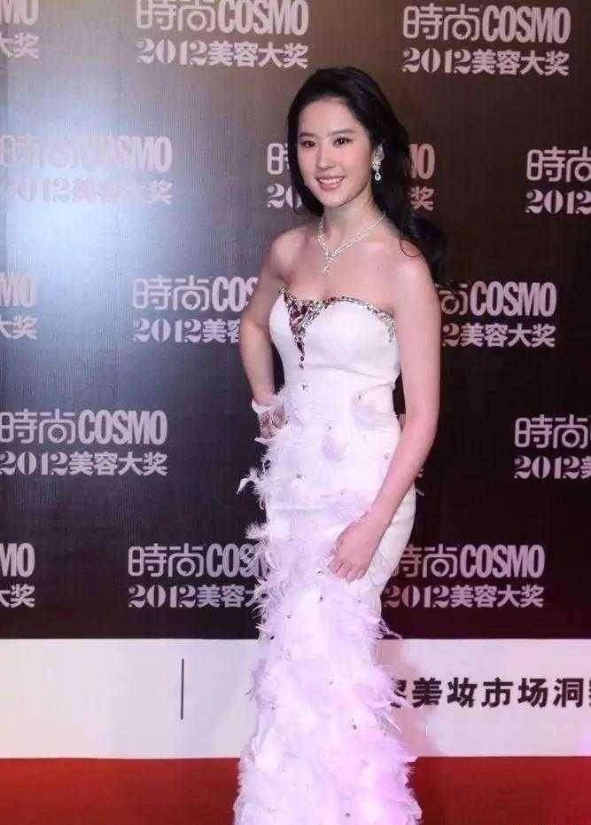 刘亦菲气质无敌了,白色抹胸连衣裙勒出s形曲线,满满的国际范_身材