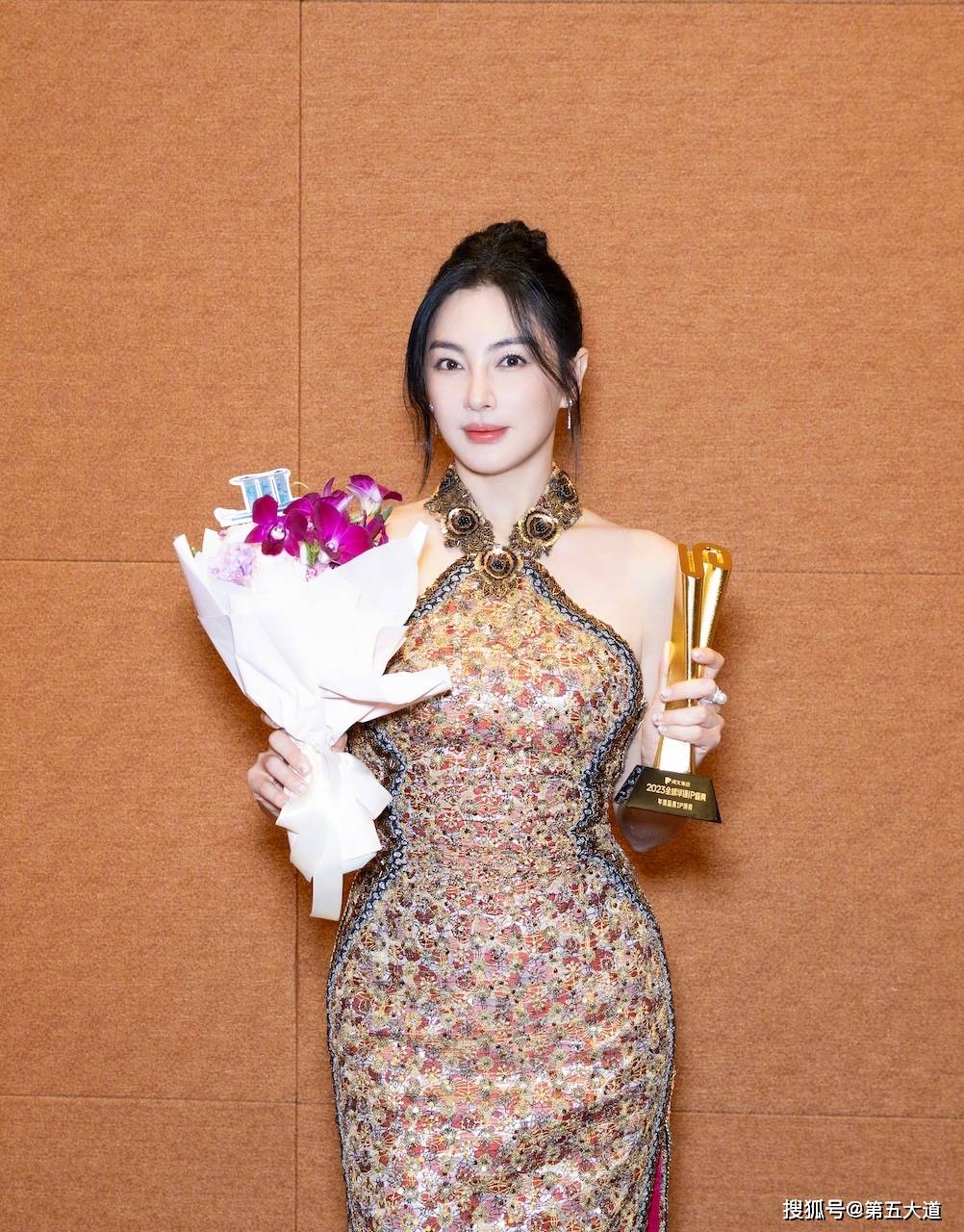 37岁的张雨绮用身材证明:干干瘪瘪不是美,珠圆玉润才有韵味