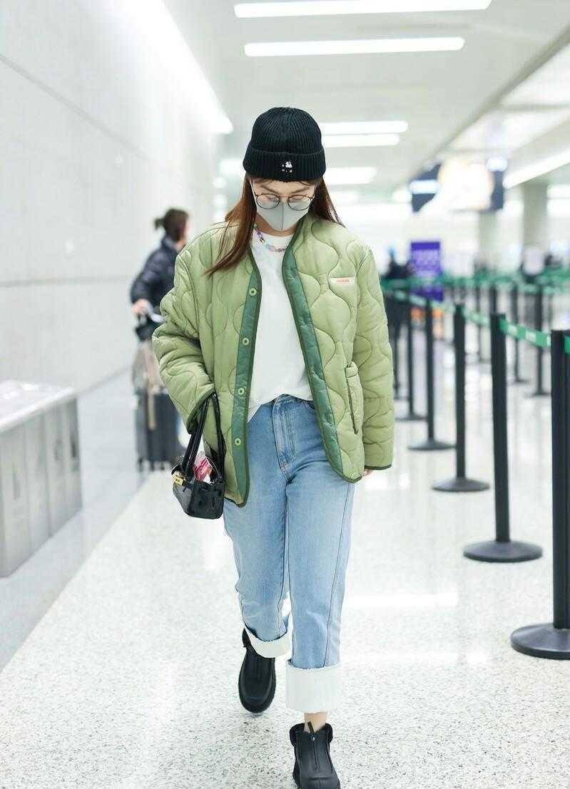 李菲儿机场穿搭翻车,穿绿色棉衣配9分牛仔裤,显胖10斤