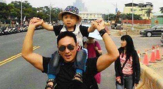 比王宝强还惨,被前妻坑走五千万,6个孩子都不是他亲生