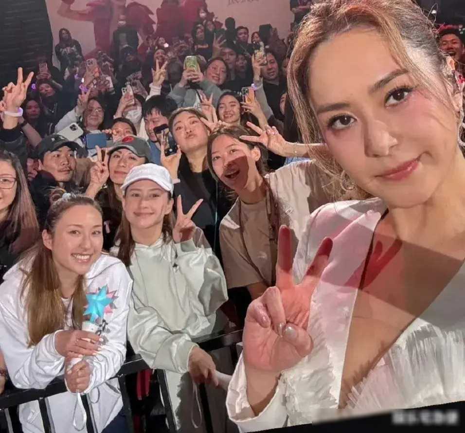 何超莲姐妹看twins演唱会,大合影中颜值吸睛,赌王曾赞三太_twins_明星