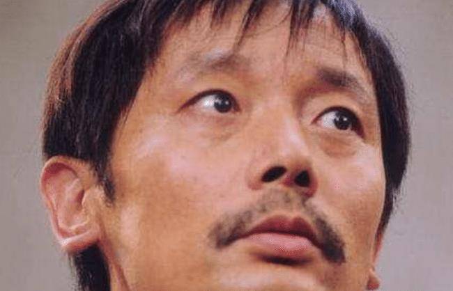 葛优尽管从小不爱表演,还是通过自己的努力,成为了著名的演员_人物