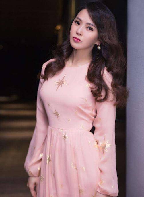 50岁钟丽缇和51岁伊能静同台,年龄相差一岁却完败,差距太大!