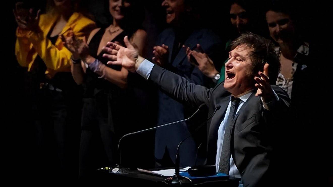 喝下最后一杯苦酒，米莱尝试“休克疗法”，真能拯救阿根廷吗_搜狐网