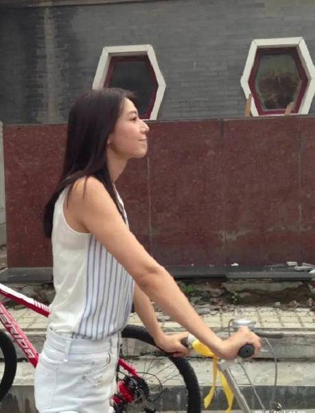 高圆圆赵又廷又被偶遇,两人挽手逛街宛如初恋,不愧是高糖夫妻_事情