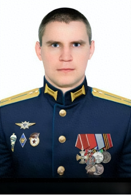 俄罗斯空降兵队长,被潜伏敌人袭击,为掩护战友撤退英勇就义!