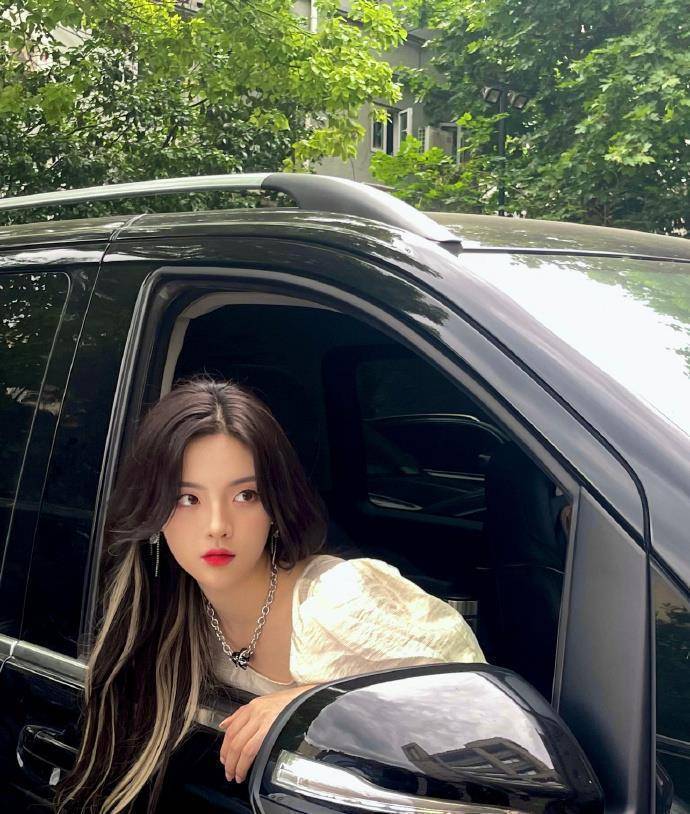 杨超越的"挂耳染"太好看了,低调也时髦,夏天想染发的女生必看_头发