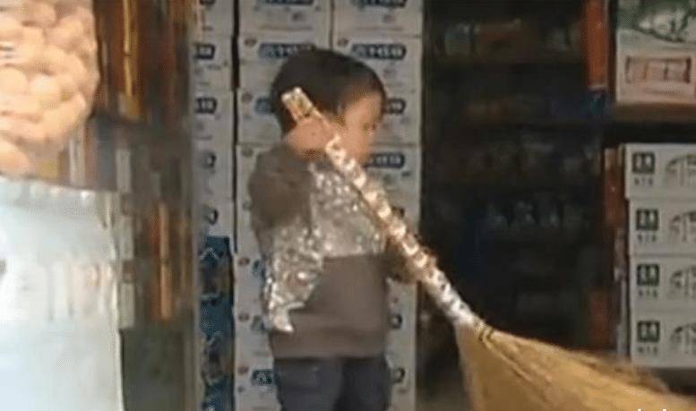 中国袖珍人吴康:33岁,面容却停留在了1岁,他如今靠什么生活?