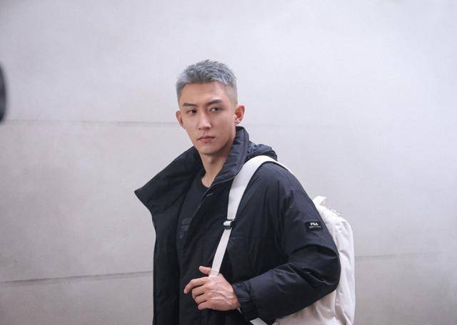 明星示范:黄景瑜其实对于个性的发色,大多数都是挑肤色的,如果你的黑