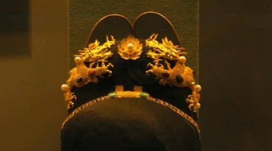 不过到了唐朝时期皇帝的礼冠开始有所改变,不再是平天冠,而是翼善冠.