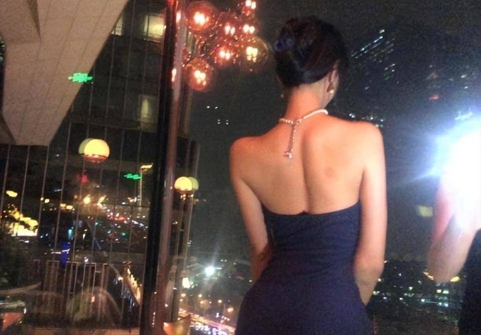 钟丽缇还分享了多张与女儿的合照,其中包括cayla儿时的萌照,以及她