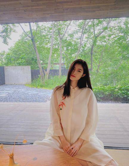 31岁的何穗碎花裙搭配,超模亲自教你怎么搭配衣服_设计_裙子_连衣裙