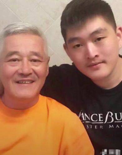 他的歌声富有感染力,每一个音符都仿佛承载着家族的艺术情怀.