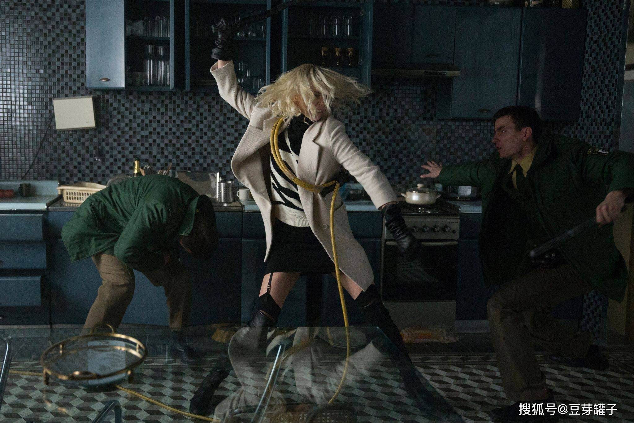 《极寒之城》,一部极致上乘的动作片,塞隆女皇化身最