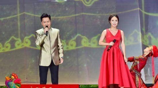 云朵与云飞在舞台合作《离别草原》2018年与云飞,金美儿,扎西顿珠,王