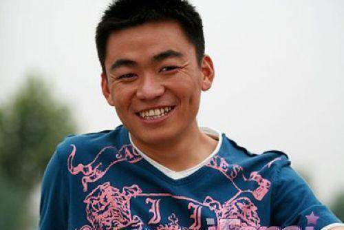 王宝强带冯青出街,穿骷髅图衣服大佬范十足,女方头发披散面容憔悴