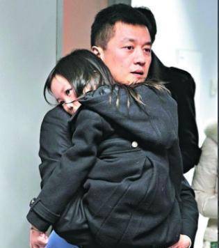 在生下女儿那年,李亚鹏就成立了专门帮助患有先天性唇腭裂小孩的"