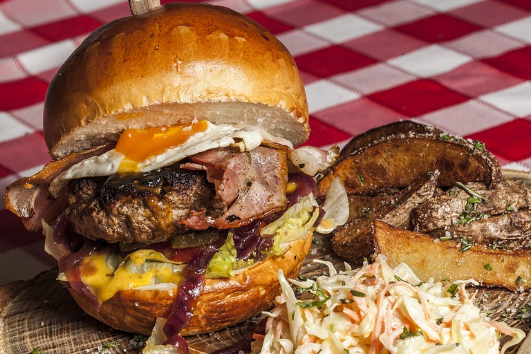 最早的汉堡其实源于中国,起初汉堡被认为是德国人发明的,19世纪德国