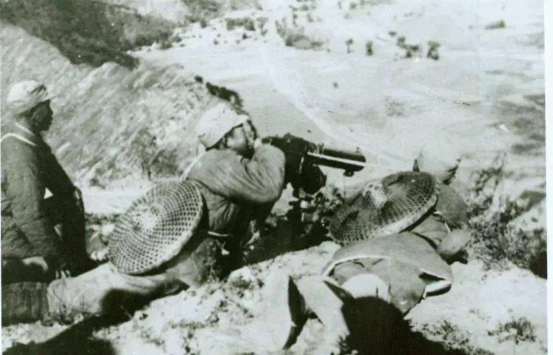 李殿冰的民兵小组起初只有4人,用的枪全是打猎用的"大抬杆",里面只能