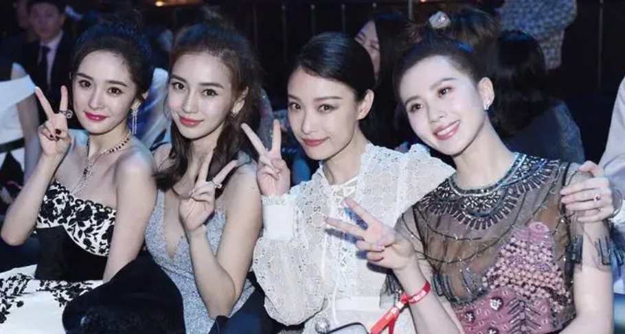 央视春晚第四次联排:关晓彤戴小红帽,刘诗诗很喜气,刘涛很宠粉_观众