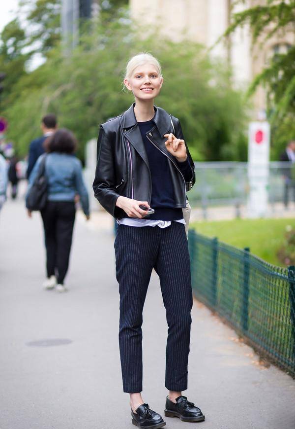 女人过了30岁别老穿小白鞋了,瞧瞧杨幂的"豆豆鞋",时髦又高级_西装裤