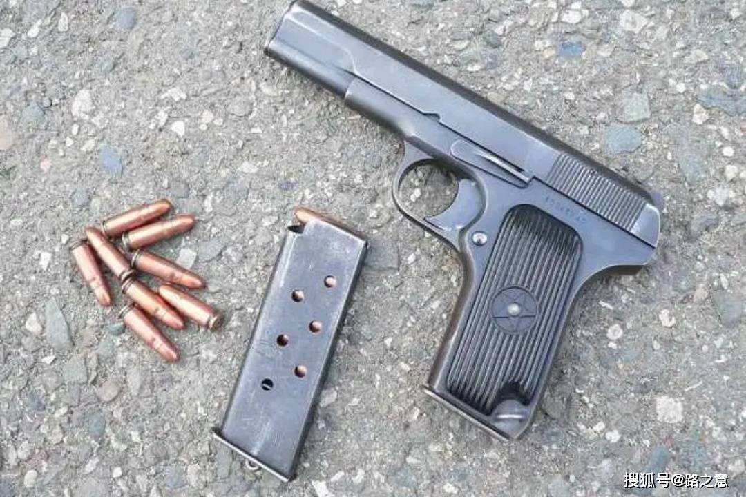 距其右手前方20厘米处,有一支"五四"式手枪.