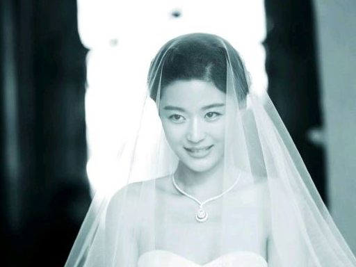 两人于2012年办的婚礼,那年全智贤31岁,她的婚纱照不知道美到了多少人